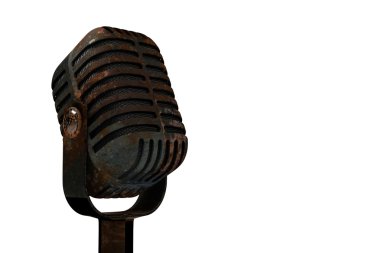 Beyaz bir arka plan üzerinde 3D resimde çok eski paslı mikrofon