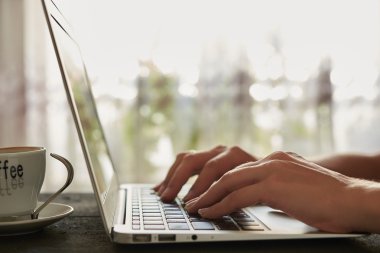 bir dizüstü bilgisayarda evde çalışma