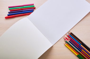 Albüm kalemler ve işaretleyiciler