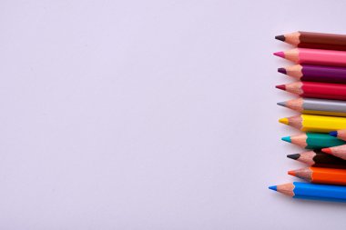 beyaz sayfa üzerinde renkli kalemler