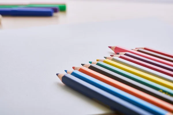 Álbum y lápices de colores en el escritorio — Foto de Stock
