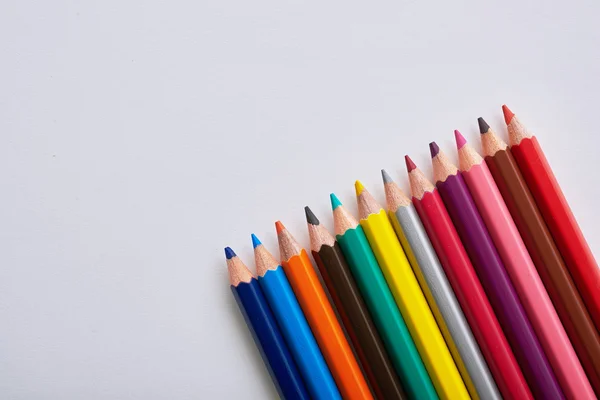 Lápices de colores en hoja blanca en diagonal — Foto de Stock