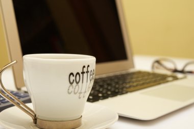 kahve ve laptop ve bir tabloyu kapatın