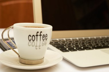 kahve ve laptop beyaz yakından