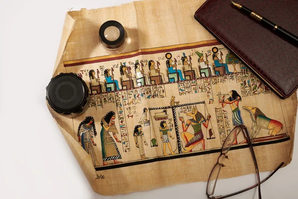 Єгипетські папірус розгорнув на стіл — стокове фото