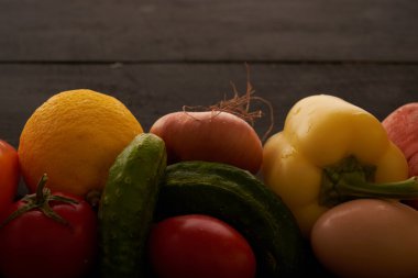 ahşap masa yakın sebze