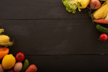 ahşap masa çerçeve üzerinde sebze