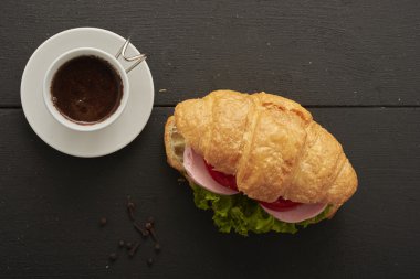 sandviç kruvasan ve kahve üstten görünüm üzerinde