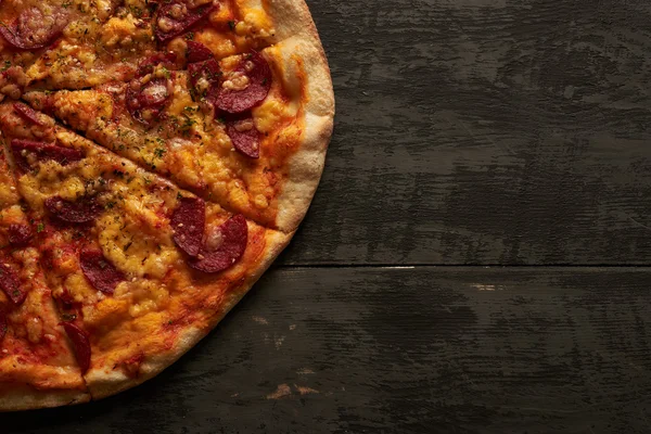 Pizza sur une table en bois — Photo
