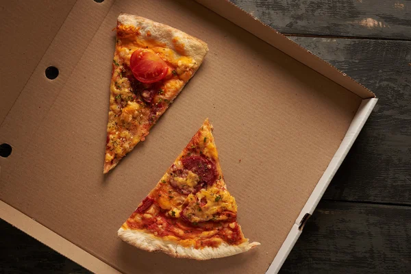 Dos piezas de pizza en paquete — Foto de Stock