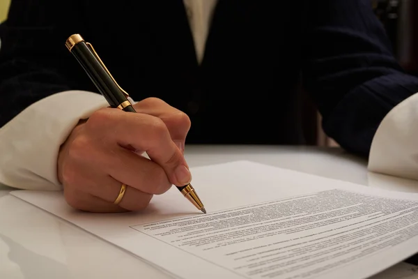 Geschäftsmann unterschreibt das Dokument — Stockfoto