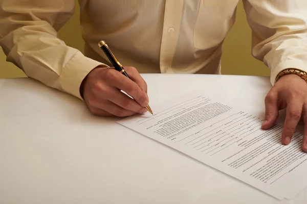 Empresario firma un contrato de negocios — Foto de Stock