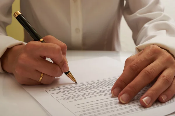 Ondertekening van het document — Stockfoto