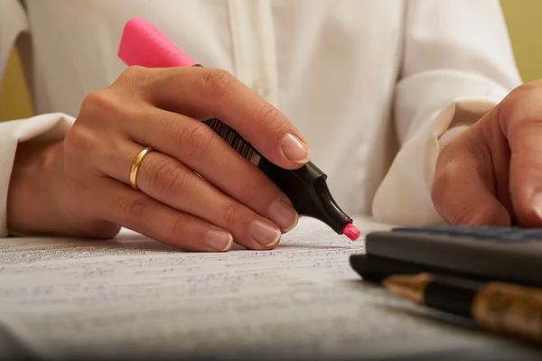 Mujer trabajando con documentos — Foto de Stock