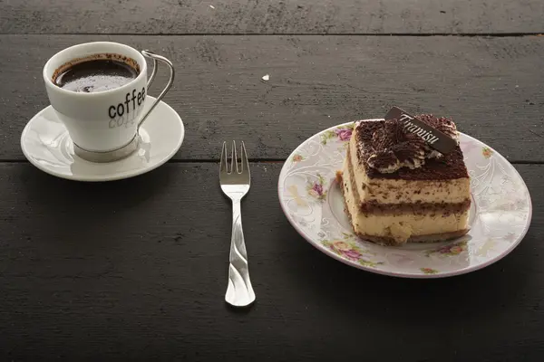 Pedaço de bolo tiramisu com café — Fotografia de Stock