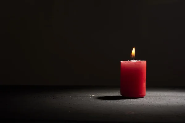 Rote Kerze auf dunklem Hintergrund — Stockfoto