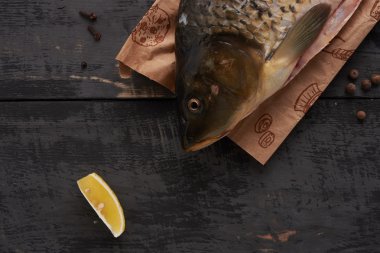 Balık ve dilim limon masada