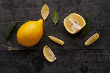 sarı limon ve masa üstü yapraklarda görüntüleyin