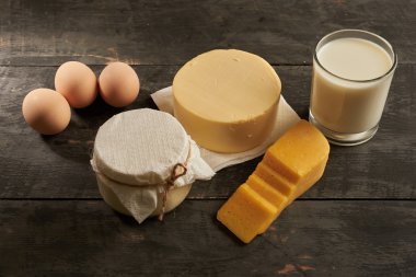 bir tabloda lezzetli süt ürünleri