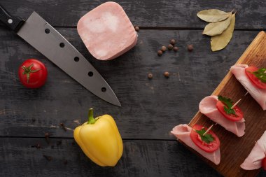 ahşap masada yemek gurme