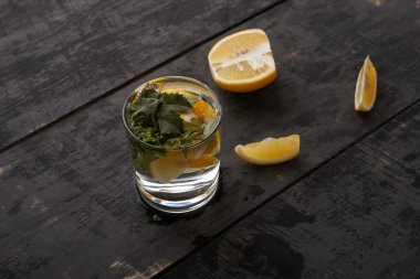 limon ve nane ve limon masaya su