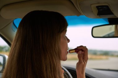 sürüş sırasında painred dudaklarına ruj genç kadına