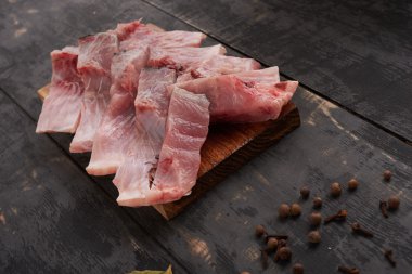 gemide balık parçalarını balıksırtı