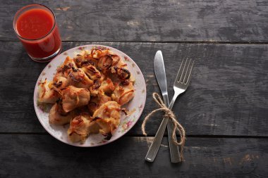 Bir Barbekü ve domates suyu - tavuk bir kafe porsiyon