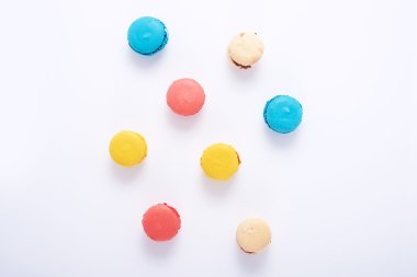 Yukarıdaki beyaz bir arka plan üzerinde renkli acıbadem kurabiyesi