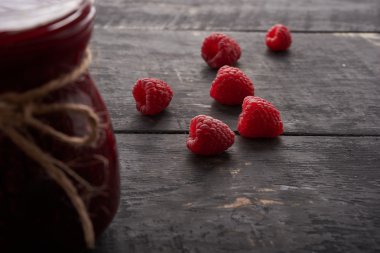 bir kavanoz ve meyveler masanın üzerine ev Ahududu reçeli