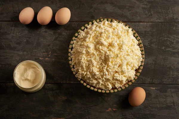 Сир, сметану та яйця на дерев'яному столі — стокове фото
