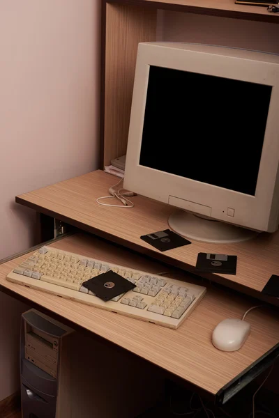 Старый компьютер на рабочем месте — стоковое фото