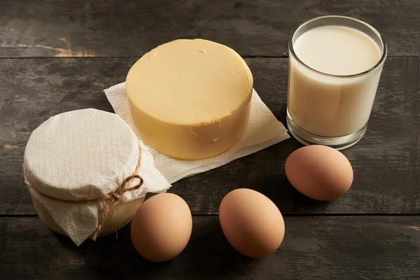 Яйця, масло, молоко, сметану на столі крупним планом — стокове фото