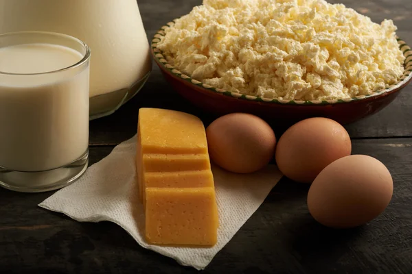 Молоко, сир і яйця на столі — стокове фото