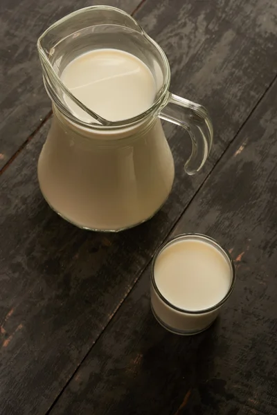 Глечик і склянка молока зверху — стокове фото