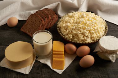 ev yapımı süt ürünleri ve ekmek ahşap tablo