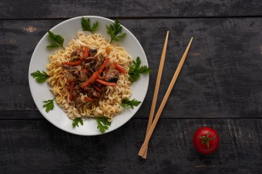 erişte tabağı, domates ve Çin yemek çubukları Üstten Görünüm