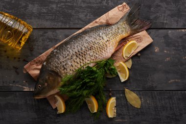 Balık sazan üstten görünüm yemek pişirmek için öğeleri