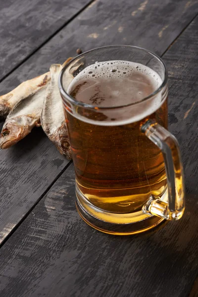Cerveja e peixe no quadro de mesa vertcal — Fotografia de Stock
