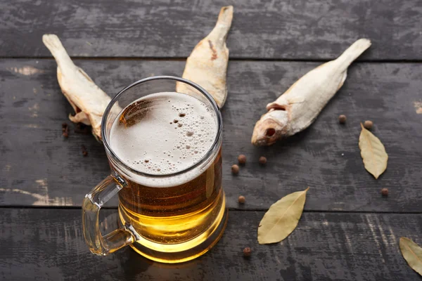 Peixe seco e cerveja no pub na mesa — Fotografia de Stock