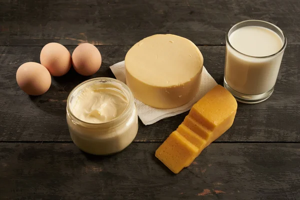 Молоко і яйця на столі — стокове фото