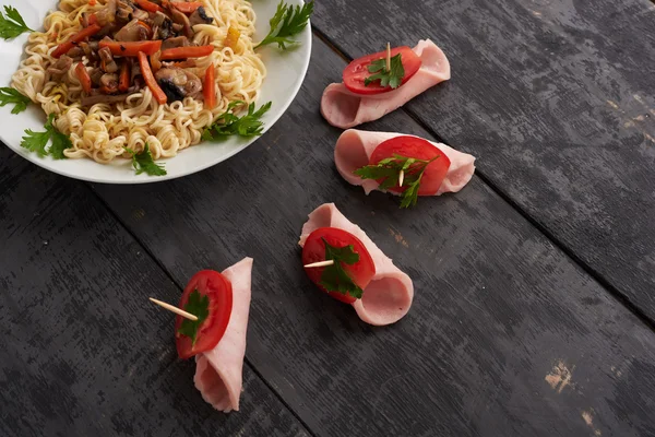 보트 고기와 국수 접시에 — 스톡 사진