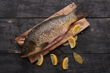 Sazan balık ve ahşap masa üstü limon