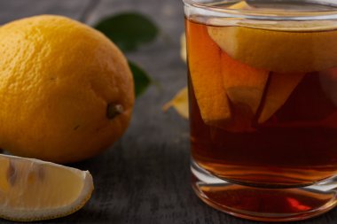 Limon ve adet ahşap bir masa üzerinde limon ile çay kapatır