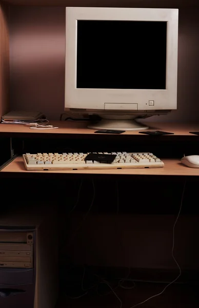 Computador retro no local de trabalho — Fotografia de Stock