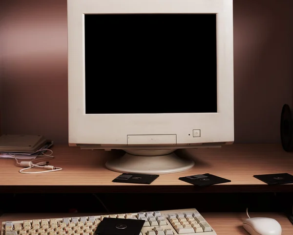 Ordenador retro sobre la mesa — Foto de Stock