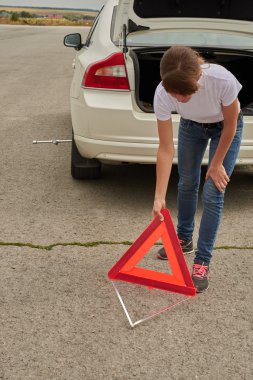 Araba olda belirtileri sergileyen kadın