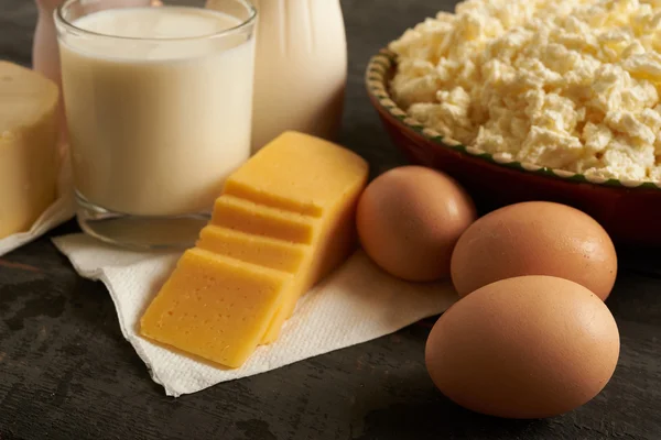 Яйця, сир, молоко — стокове фото