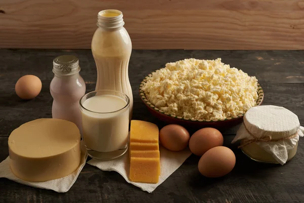 Різні молочні продукти на дерев'яному столі — стокове фото
