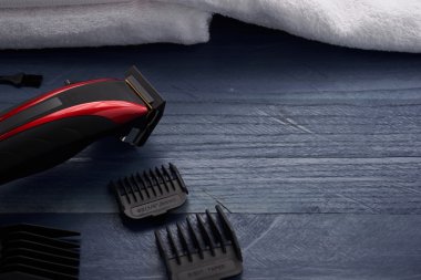 Saç kesme makinesi ve makas Kuaför salonu bulunan ahşap tabl